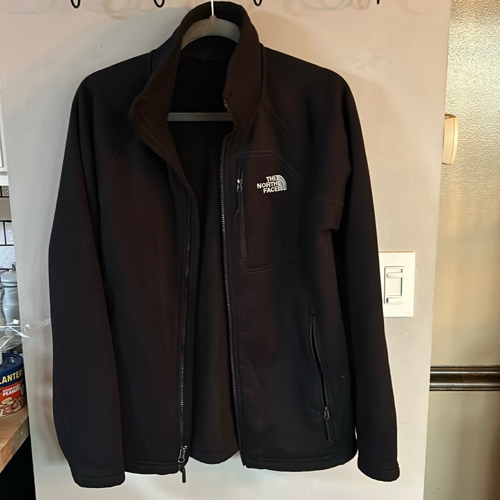 Men’s black North Face zip up winter jacket. Good condition. Size S